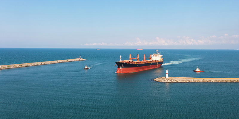 Schip vaart Turkse haven binnen.